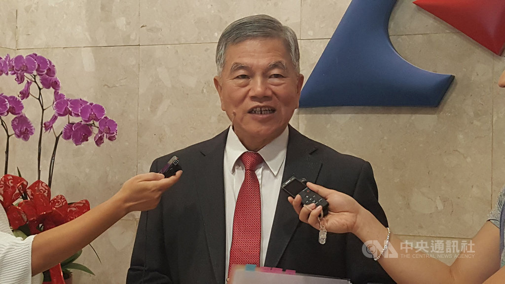經濟部投資台灣事務所24日通過英業達新台幣48億元投資案,經濟部長沈榮津當天出席部務會議前受訪表示,台商回流動能仍在,今年至今台商回台總投資額累計已6223億元。中央社記者廖禹揚攝 108年10月24日