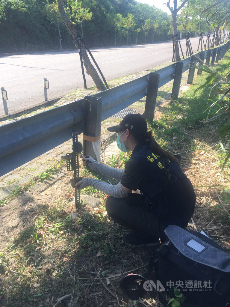 苗栗縣38台監測野生動物紅外線相機遭竊,嚴重影響石虎保育工作,警方經調閱路口監視器畫面,以車追人,24日查獲45歲黃姓男子涉案,並起出8台紅外線相機以及19個相機外殼。(苗栗縣政府提供)中央社記者管瑞平傳真 108年10月24日