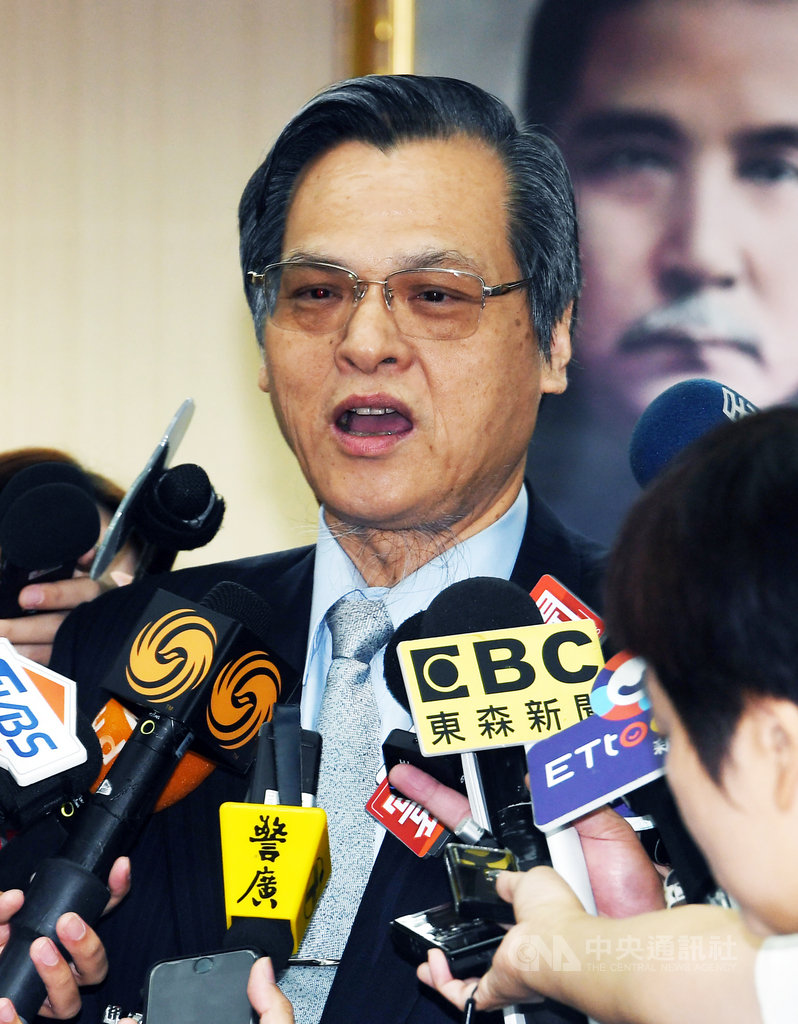 陸委會主委陳明通(圖)24日在立法院內政委員會受訪時表示,陳同佳案台港都有管轄權,受害人是香港人,港府有義務伸張正義;至於香港聖公會教省秘書長管浩鳴擔心陳同佳成「政治籌碼」,陳明通說,勸管牧師少講兩句話。中央社記者施宗暉攝 108年10月24日