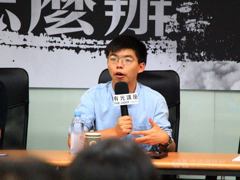 香港24日晚間將舉行區議員候選人簡介會,但香港眾志秘書長黃之鋒(圖)的參選資格仍未獲確認。(中央社檔案照片)