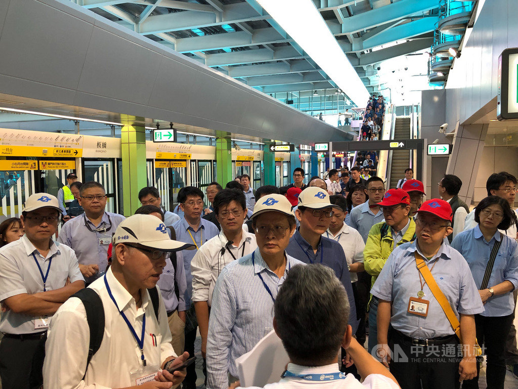 捷運新北環狀線第一階段已完成降噪改善工程,預計今年底通車,25日進行初勘作業,初勘委員在板橋站等地勘查轉乘的動線。(新北市府捷運局提供)中央社記者黃旭昇新北傳真 108年10月25日