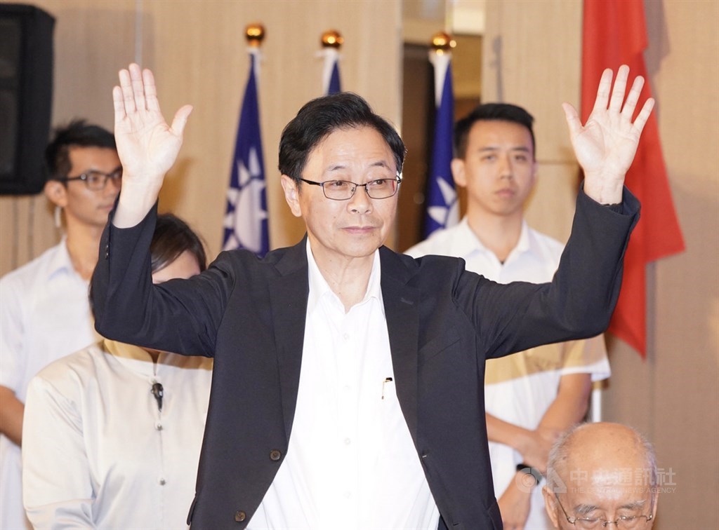 國民黨總統參選人韓國瑜國政顧問團總召張善政(前)24日表示,批評故宮文物一次展出不可行的人,都沒有數位頭腦。(中央社檔案照片)