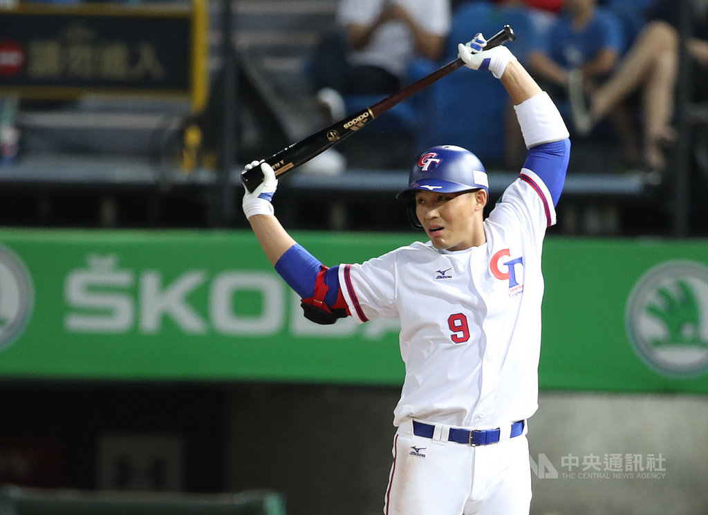 旅日火腿隊野手王柏融回台參與世界12強棒球賽中華隊,25日在自辦熱身賽扛3棒,兩打席敲出1支安打,有1次盜壘成功。中央社記者張新偉攝 108年10月25日