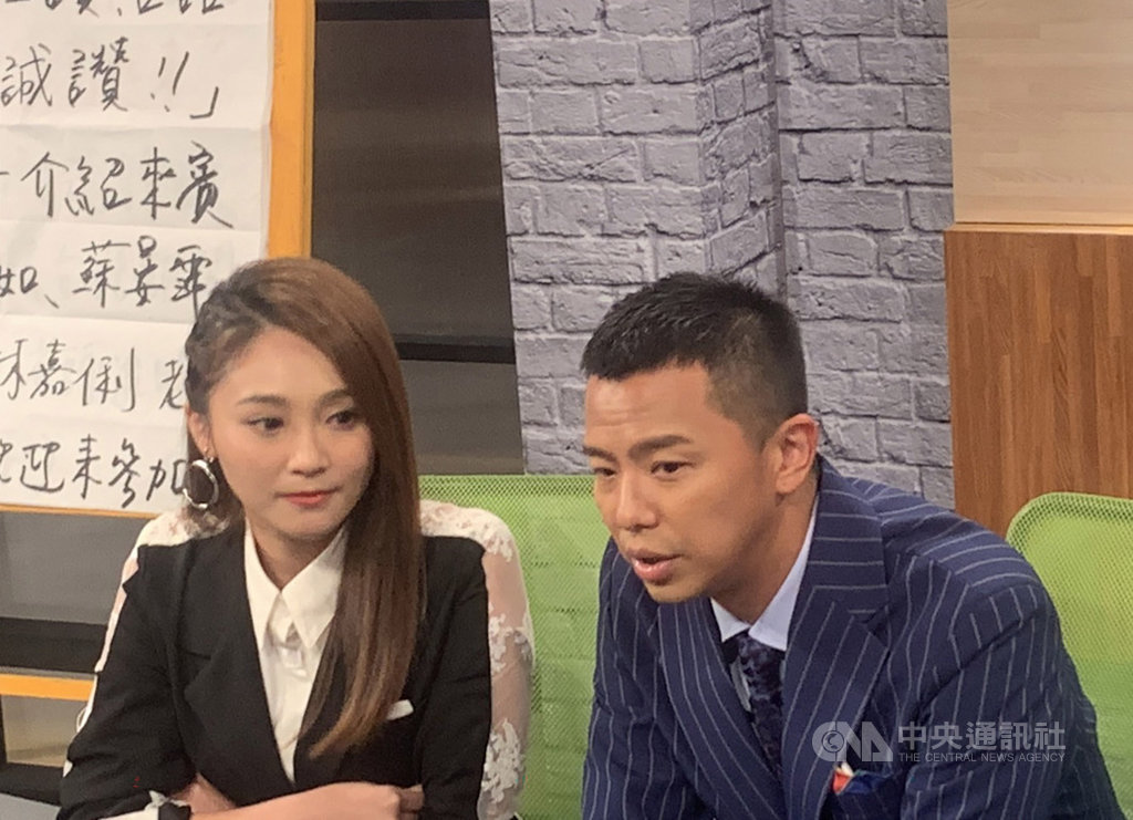 華視全新台語實境節目「台語我上讚」25日首錄,由藝人「小鬼」黃鴻升(右)與張文綺(左)搭檔主持,這也是首個利用實境任務結合戲劇表演的台語教學節目。中央社記者陳政偉攝 108年10月25日