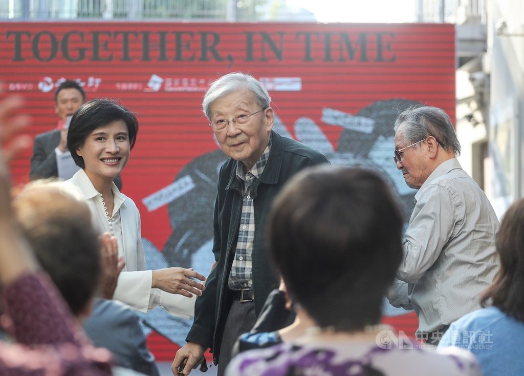 國家電影中心25日在台北舉行「世界影音遺產日X國影40」記者會,發表電影保存與數位修復成果,文化部長鄭麗君(左)、導演李行(中)、作家黃春明(右)等人出席與會。中央社記者裴禛攝 108年10月25日