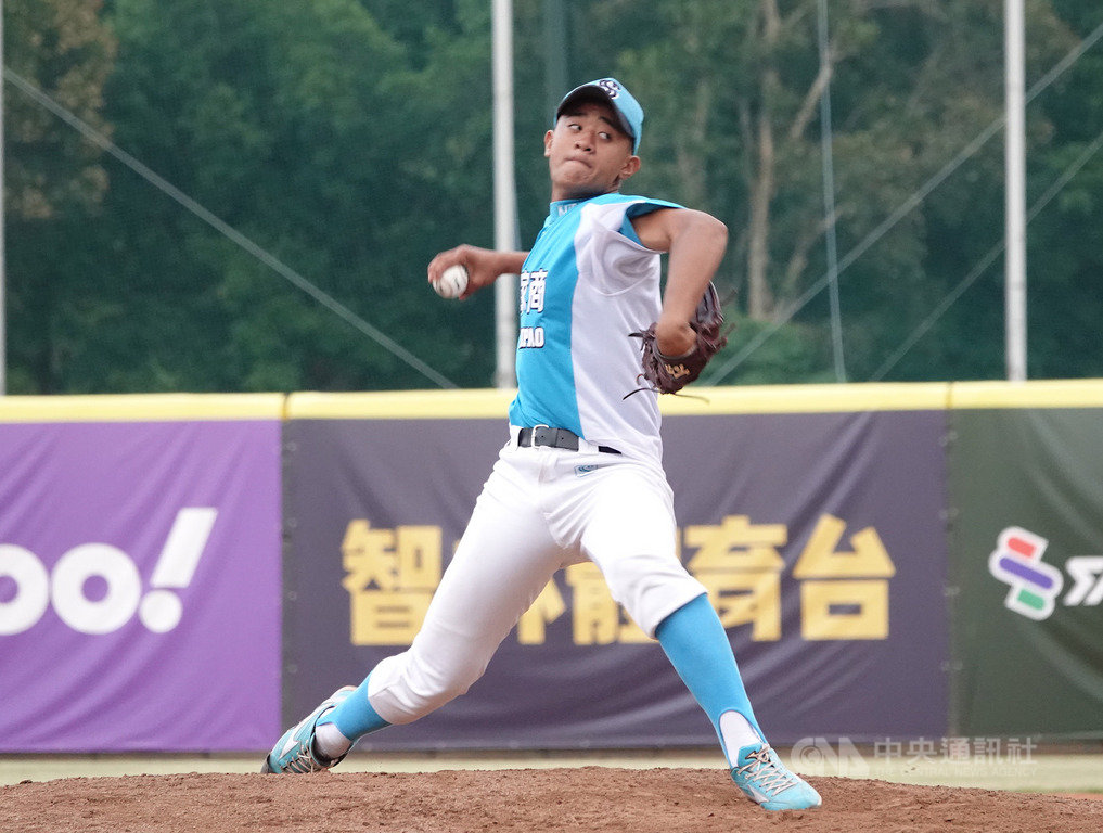 2019年第7屆黑豹旗全國高中棒球大賽開幕戰,26日由穀保家商與松山工農交手,穀保唯一高一球員馮皓3局下半登板後援,投1局沒被敲出安打、無失分,成功替球隊守住勝利。中央社記者謝靜雯攝 108年10月26日