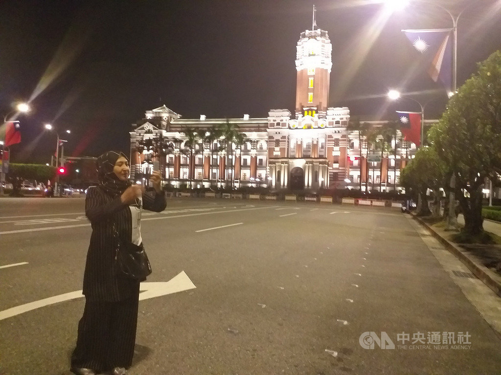 哈薩克共和國的維吾爾裔女子古力巴哈(Gulbahar Jalilova)此次來台行程緊湊,25日晚抽空在台北街頭漫步,對民眾可以在總統府前的凱達格蘭大道上自由集會印象深刻。中央社記者陳韻聿攝 108年10月26日