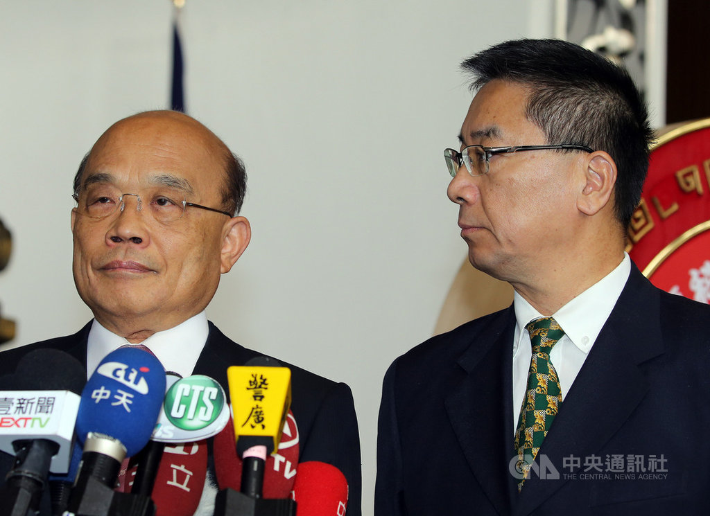行政院長蘇貞昌(左)26日表示,關於陳同佳案,政府態度始終一致,就是「香港不辦台灣辦」,若陳同佳來台,一定立刻逮捕法辦。右為內政部長徐國勇。中央社記者郭日曉攝 108年10月26日