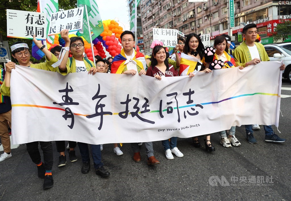2019第17屆台灣同志大遊行26日下午盛大登場,民進黨副秘書長林飛帆(前左3)也現身率領黨內青年參與。中央社記者王騰毅攝 108年10月26日