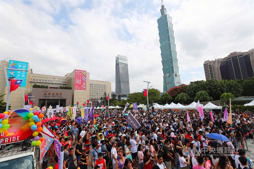 台灣同志遊行26日登場,下午從台北市政府廣場集結出發,吸引許多民眾熱情參與。中央社記者王騰毅攝 108年10月26日