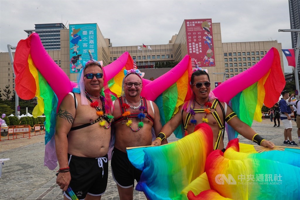 民眾精心打扮在台北市政府廣場集合參加同志遊行,不少外國朋友也共襄盛舉。中央社記者吳家昇攝 108年10月26日
