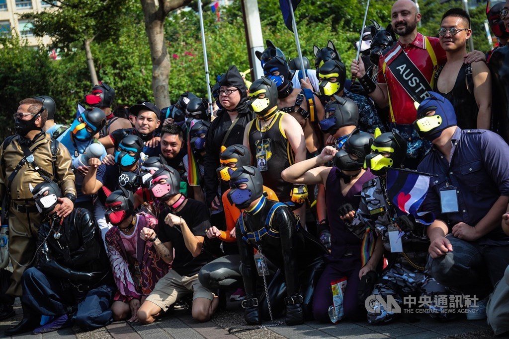 一年一度的台灣同志遊行26日下午從台北市府集結出發,今年遊行主題為「同志好厝邊」,盼同志得以合法成家後,社會都能看到同志存在;遊行現場不少民眾盛裝打扮與會,並開心拍照留念。中央社記者吳家昇攝 108年10月26日