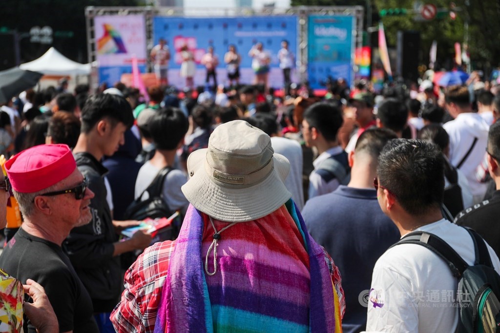 第17屆台灣同志遊行26日登場,今年遊行主題為「同志好厝邊」,大批民眾下午在台北市政府廣場集結出發。中央社記者吳家昇攝 108年10月26日