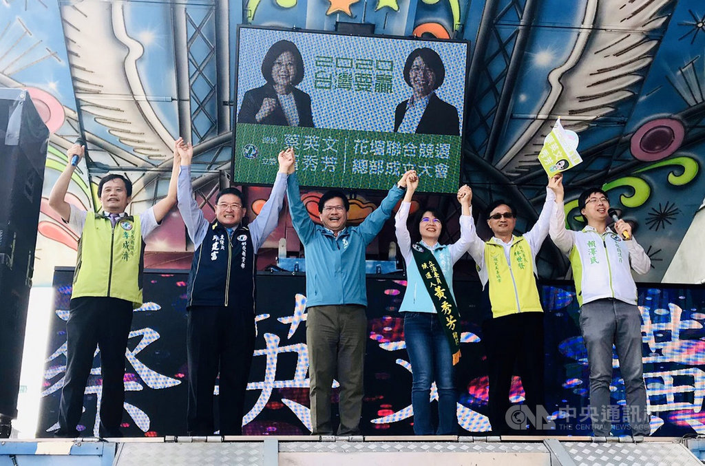 交通部長林佳龍(左3)26日出席民進黨立委黃秀芳(右3)花壇聯合競選總部成立大會時說,彰化市鐵路高架化獲交通部通過可行性研究,將進入綜合規劃,感謝黃秀芳過去長期的推動與關心,希望鄉親繼續支持她。(競選總部提供)中央社記者蕭博陽彰化縣傳真 108年10月26日