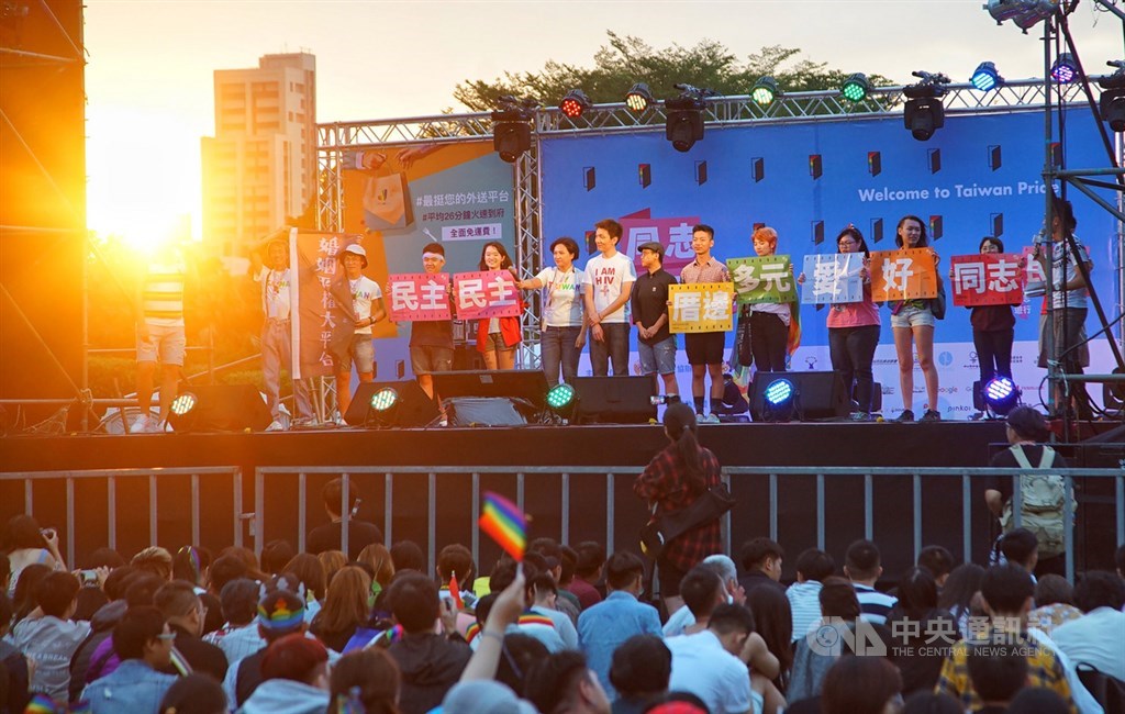 一年一度的台灣同志遊行26日下午從台北市政府前集結出發,傍晚隊伍陸續抵達總統府前凱道,路線總長約5.5公里,終點也搭設舞台舉辦晚會,與民眾同樂。中央社記者王騰毅攝 108年10月26日