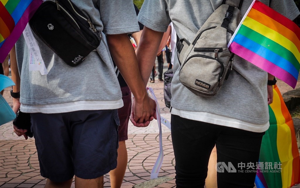 台灣同性婚姻合法化後首場同志大遊行,26日下午在台北市政府前廣場熱鬧展開,不少同性伴侶攜手參加。中央社記者吳家昇攝 108年10月26日