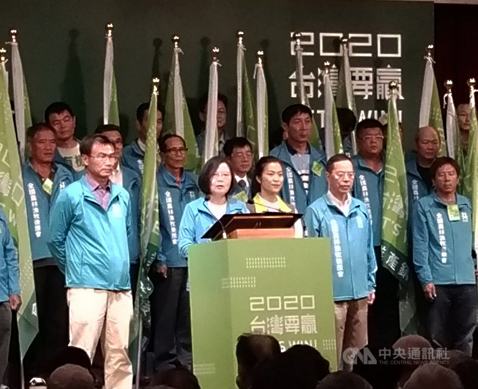 總統蔡英文(致詞者)26日在台中出席「2020蔡英文總統連任農業產銷界後援會成立大會」,致詞時細數執政以來農業相關政績,籲請民眾支持連任。中央社記者蘇木春攝 108年10月26日