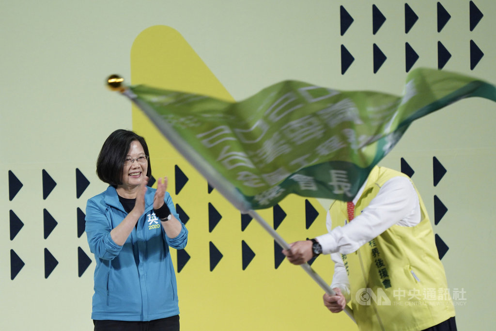 總統蔡英文(左)27日下午在台北出席「2020蔡英文總統連任全國工程界後援會成立大會」,蔡總統授旗後鼓掌致意。中央社記者徐肇昌攝 108年10月27日