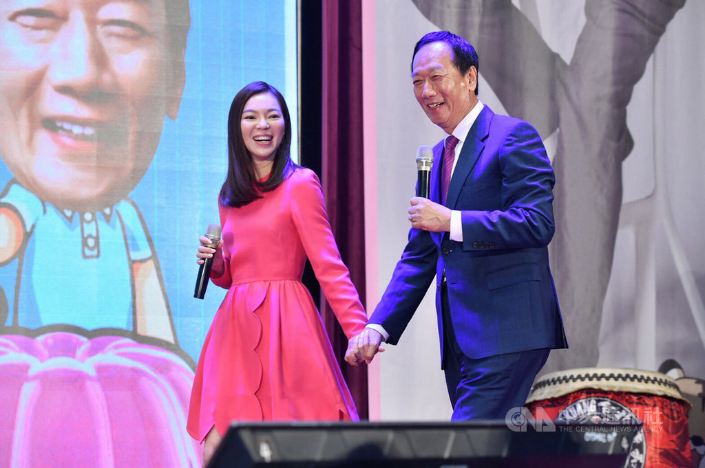 鴻海集團創辦人郭台銘感恩見面會27日在台中登場,郭台銘(右)牽著太太曾馨瑩(左)一起進場,獲得現場郭粉熱烈迴響。(郭辦提供)中央社記者郝雪卿傳真 108年10月27日