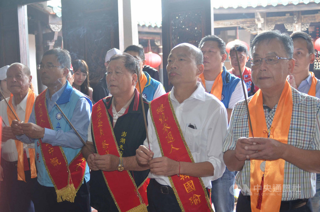 國民黨總統參選人韓國瑜(前右2)的傾聽之旅,27日上午馬不停蹄前往嵵裡水仙宮和澎湖天后宮參拜。中央社 108年10月27日