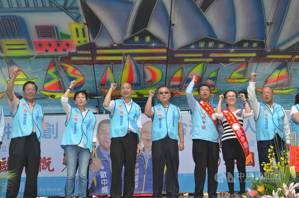 國民黨總統參選人韓國瑜(左3)27日在澎湖表示,國民黨新一代的不分區立委,要具備「文要能說、武要能戰、心中要有理想」等三個條件。中央社 108年10月27日