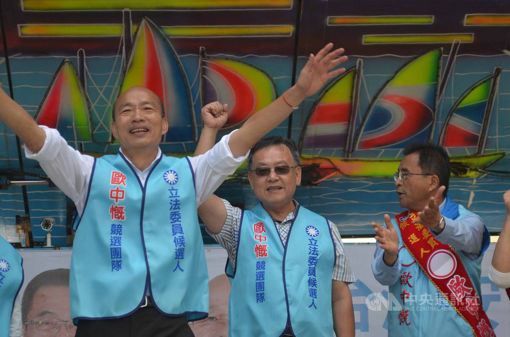 國民黨總統參選人韓國瑜(左)27日在澎湖表示,由於民眾對立委的要求愈來愈高,國民黨新一代的不分區立委,要具備「文要能說、武要能戰、心中要有理想」等三個條件。中央社 108年10月27日