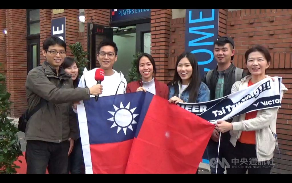 台灣留學生聚集賽場,為選手加油打氣,甚至有球迷專程從台灣飛來巴黎為小戴加油。儘管不滿保安制止國旗,他們仍用熱情為運動選手打氣。中央社記者曾婷瑄巴黎攝 108年10月27日