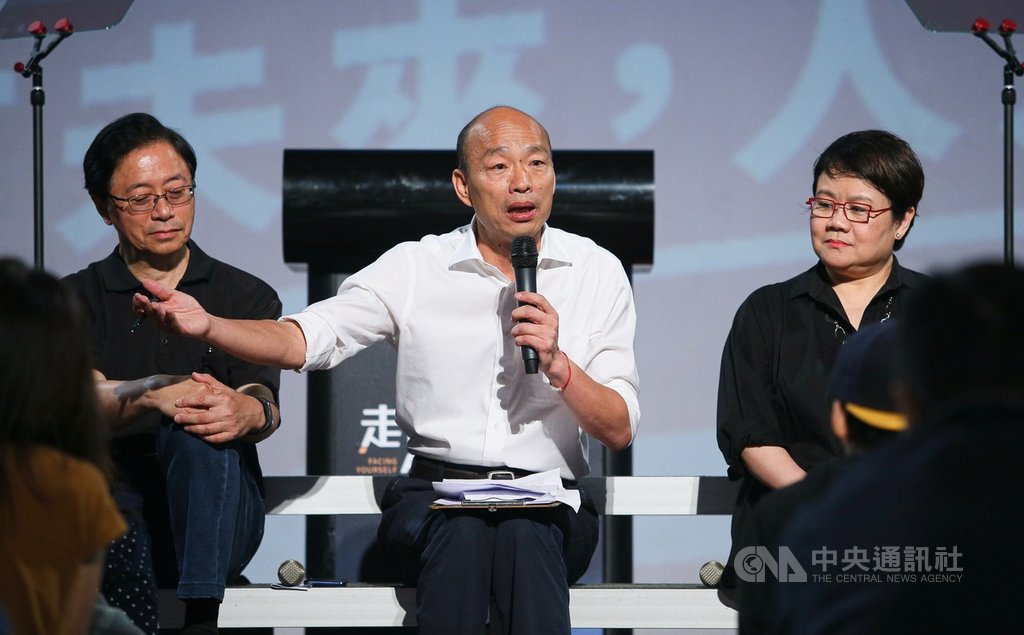 國民黨總統參選人韓國瑜(中)27日晚間在台北出席「走出同溫層」青年政策論壇,回應年輕人提出的問題,盼爭取青年票。中央社記者謝佳璋攝 108年10月27日