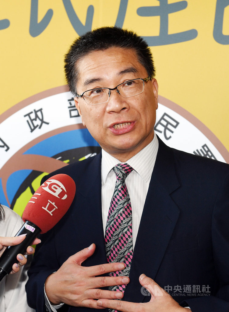 行政院長蘇貞昌說前總統馬英九的密友律師為港女命案凶嫌陳同佳辯護,照妖鏡一照,魔鬼一一現形;內政部長徐國勇(圖)27日表示,蘇貞昌曾擔任人權律師很長一段時間,這是指處理過程啟人疑竇,魔鬼藏在細節裡,不要過度解讀。中央社記者施宗暉攝 108年10月27日
