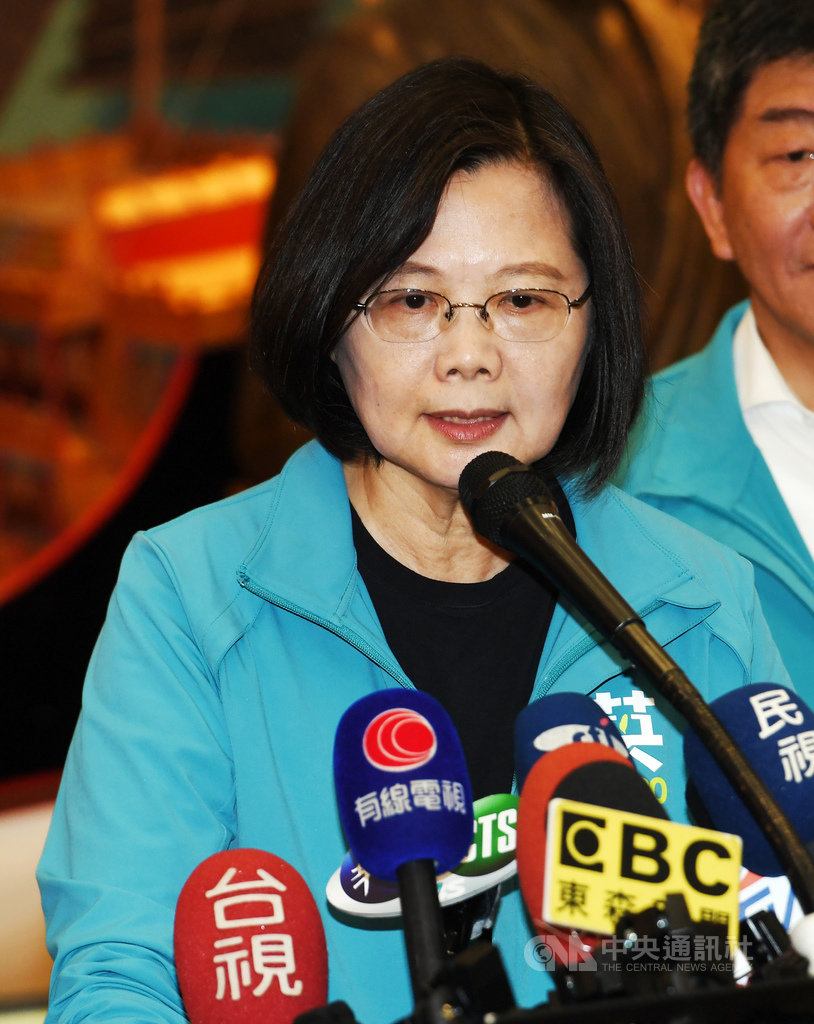 總統蔡英文27日出席全國牙醫界蔡英文連任後援會大會師活動,會後受訪時表示,香港政府不願意對陳同佳案行使司法管轄權,由台灣政府行使,就該按照台灣的法律;依台灣法律,陳同佳是被通緝,只有逮捕沒有自首。中央社記者施宗暉攝 108年10月27日