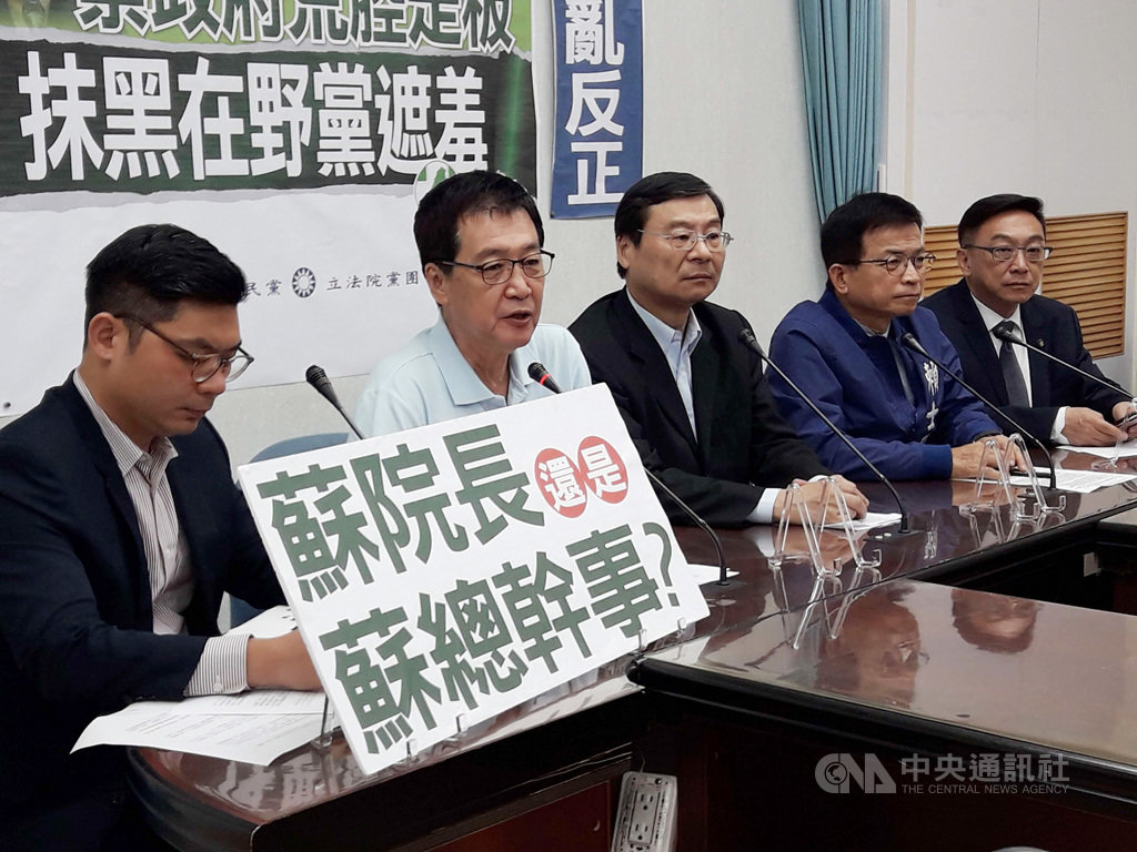 行政院長蘇貞昌日前評論陳同佳案曾說「魔鬼一一現形」,引發論戰。國民黨立法院黨團總召曾銘宗(中)等人28日召開記者會質疑蘇貞昌說法,呼籲政治歸政治、司法歸司法。中央社記者范正祥攝 108年10月28日