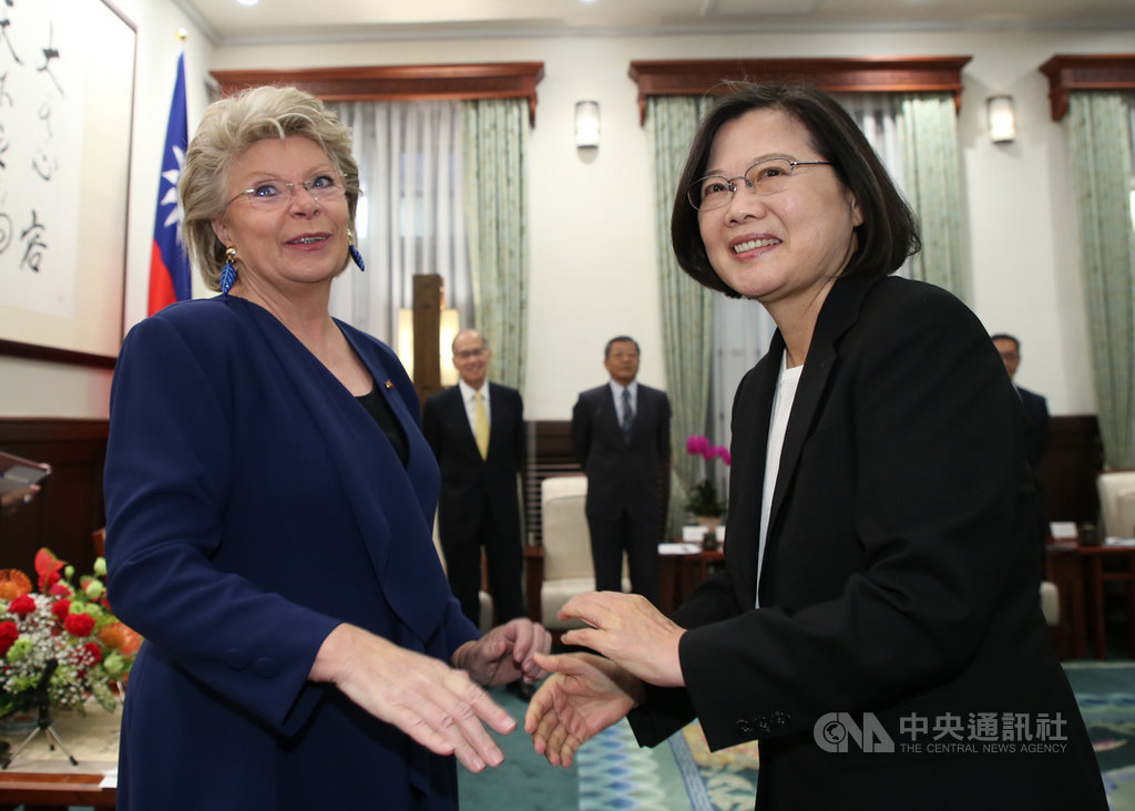 總統蔡英文(右)28日上午在總統府接見盧森堡國會議員蕾汀(Viviane Reding)(左)訪團,蔡總統表示,台灣與盧森堡及歐盟共享民主法治與人權的普世價值,雖然今年台灣仍然無法參與世界衛生大會,但「來自歐洲國際社會對台灣的支持力道是前所未見」。中央社記者鄭傑文攝 108年10月28日