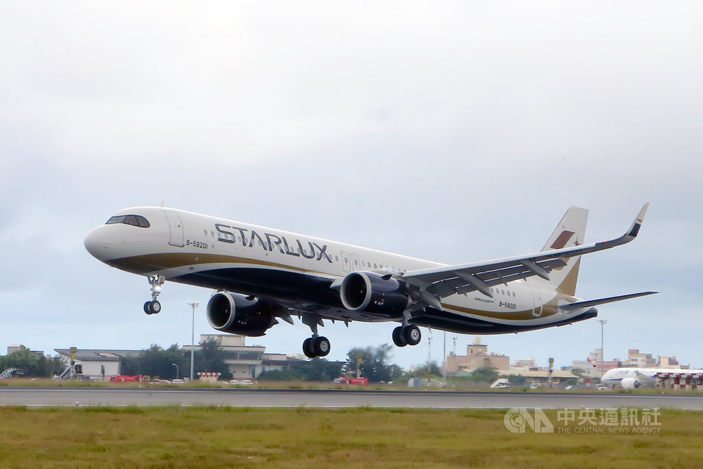 星宇航空公司首架A321neo新機28日上午降落桃園國際機場,星宇航空公司表示,今年跟明年將先引進A321neo成為星宇航空首航客機,2021年A350也將加入星宇航空機隊,營運機隊將可提供更完整的飛航服務。(桃園機場記者聯誼會提供)中央社記者吳睿騏桃園機場傳真 108年10月28日