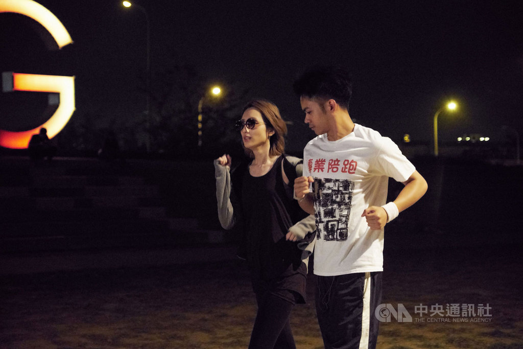 藝人柯佳嬿(左)客串演出電影「陪你很久很久」,和演員李淳(右)已有5次合作經驗的她,在片中飾演一名傲嬌女明星,深夜路跑還要戴墨鏡。(威視電影提供)中央社記者洪健倫傳真 108年10月28日