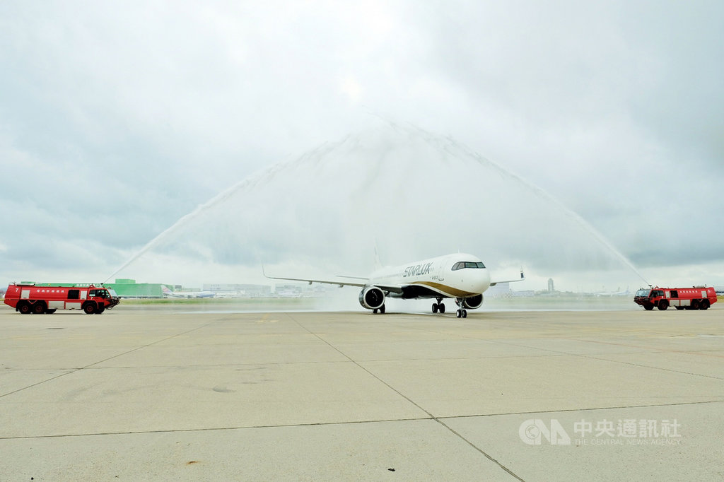 星宇航空公司首架A321neo新機28日上午降落桃園國際機場,為迎接新機到來,桃園機場特別安排「水門禮」,讓飛機在落地滑行中穿過水車噴灑出的巨大水幕,象徵洗塵接風航向無限美好。中央社記者吳睿騏桃園機場攝 108年10月28日