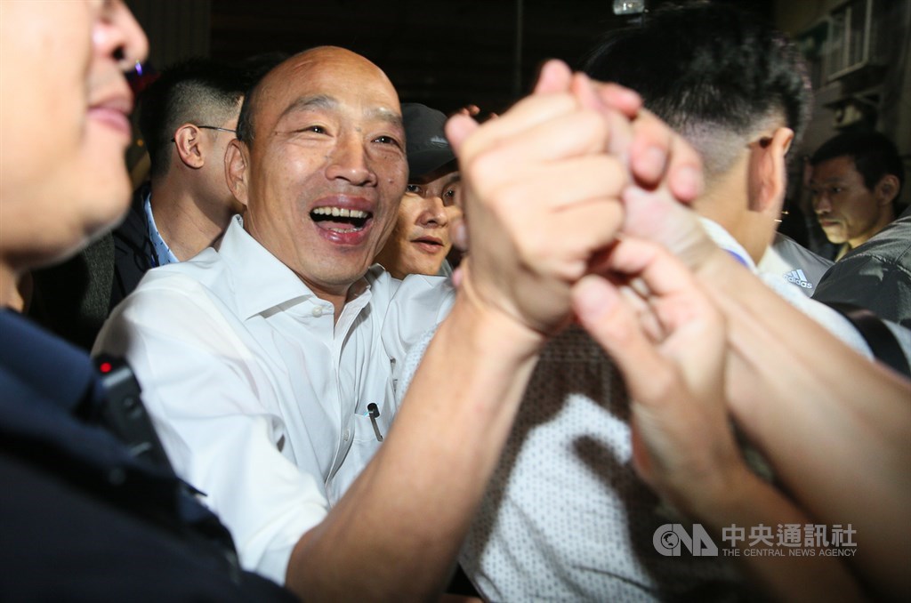 國民黨總統參選人韓國瑜(圖)27日晚間在台北出席「走出同溫層」青年政策論壇,離開會場時不少民眾搶著跟韓國瑜握手。中央社記者謝佳璋攝 108年10月27日