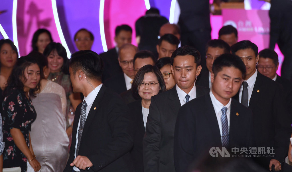 總統蔡英文(中)28日晚間在台北出席2019台灣裙襬搖搖LPGA歡迎晚宴並致詞,隨後在維安人員團團包圍下離去。中央社記者王飛華攝 108年10月28日