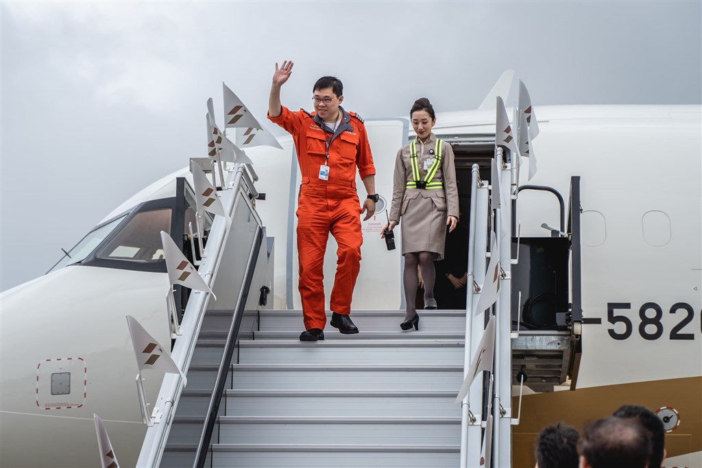 星宇航空首架A321neo新機,28日上午由星宇航空董事長張國煒(左)親自駕駛回台。(圖取自facebook.com/starluxairlines)