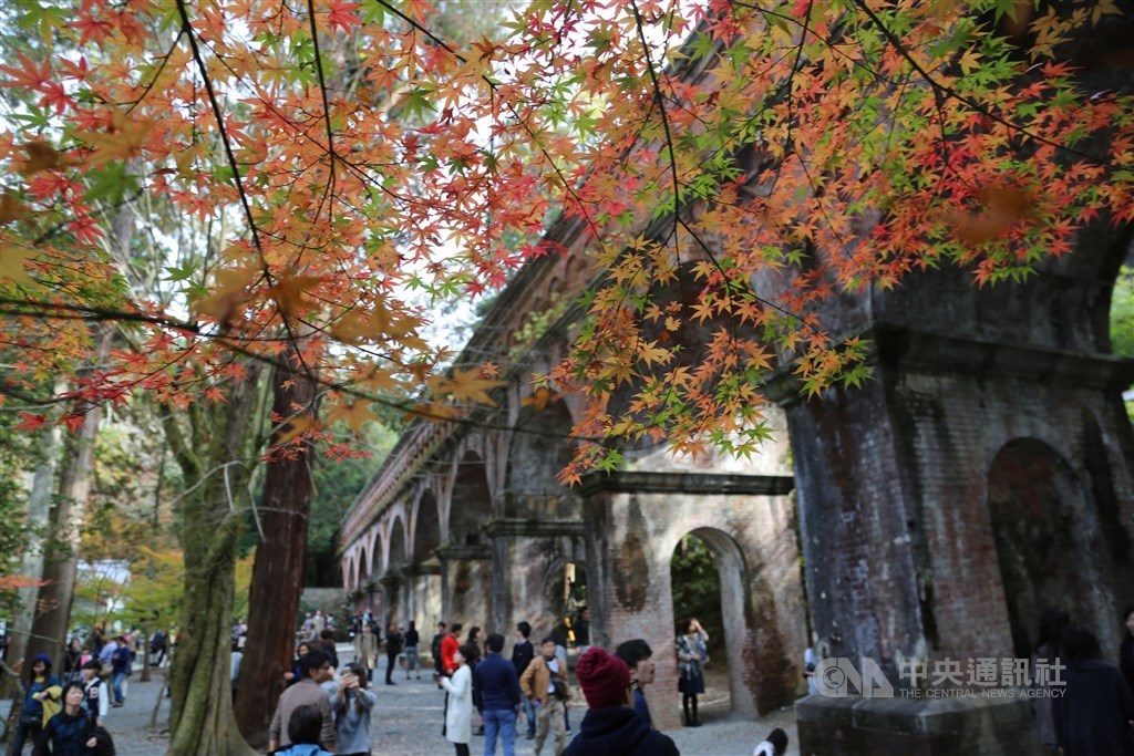 台銀最新牌告匯率28日日圓現鈔賣出價來到0.2845元,續探5個半月的新低紀錄;對哈日族來說,秋遊日本正是時候。圖為京都南禪寺附近紅磚瓦水路閣。(中央社檔案照片)