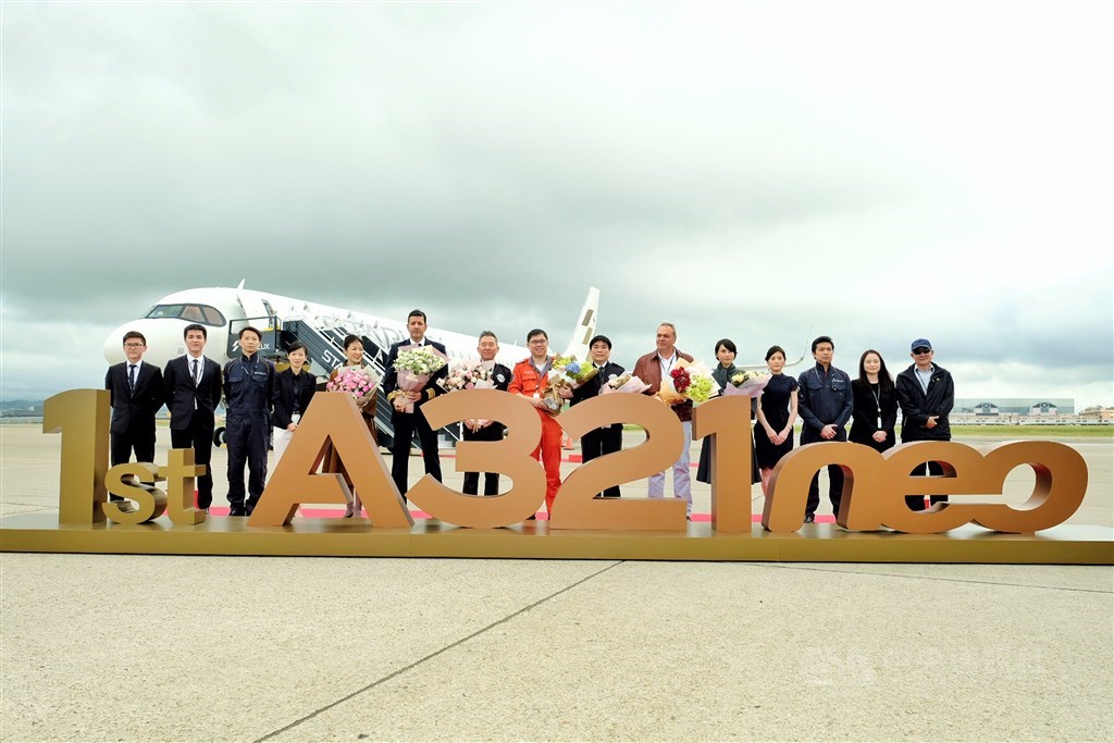 星宇航空首架A321neo新機,28日上午由星宇航空董事長張國煒(橘衣者)親自駕駛回台,他表示,預計在明年1月23日,針對澳門、峴港及檳城同步開航,業務的大爆發則會在2021年。中央社記者吳睿騏桃園機場攝 108年10月28日