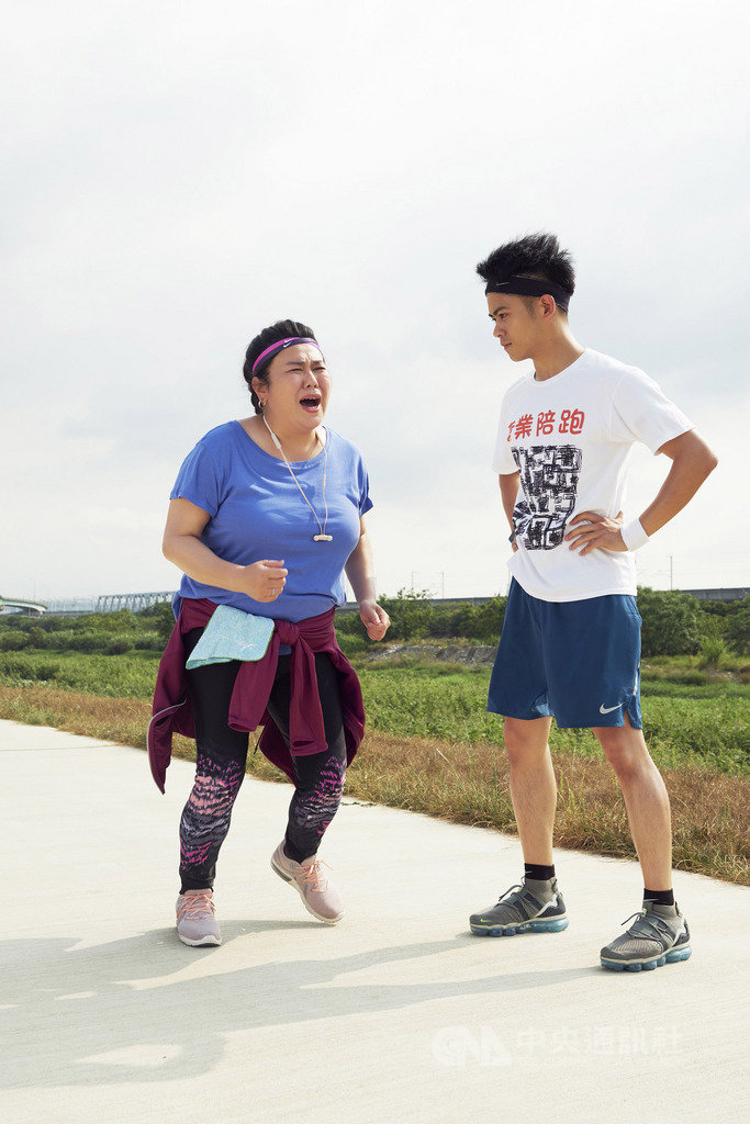 藝人林美秀(左)客串演出國片「陪你很久很久」,飾演男星李淳(右)在片中陪跑的客戶。(威視電影提供)中央社記者洪健倫傳真 108年10月28日
