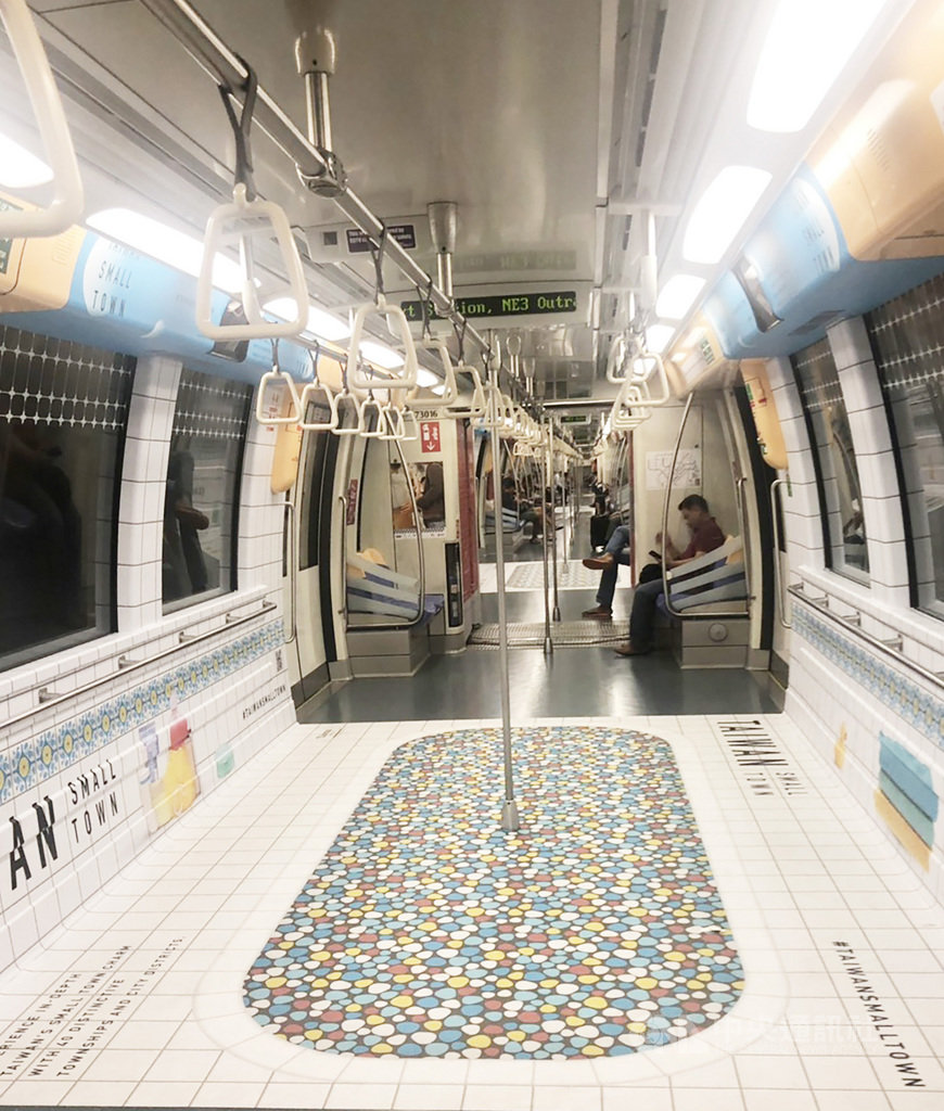 新加坡今年7月間的台灣古厝公車備受網友關注,最近連台灣古早味浴室圖案也現身東北線地鐵車廂,重現台灣小鎮生活美學。中央社記者黃自強新加坡攝 108年10月28日