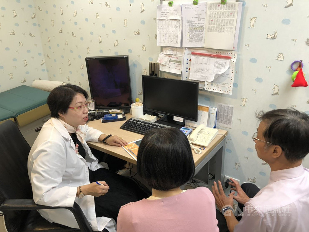 精神科醫師施佳佐(左)表示,近年「憂鬱」爸媽來求診的常見狀況包含過度寵愛、關注子女,養成啃老族,或有控制欲,太焦慮子女的未來,建議父母應生活重心放在自己身上。(書田診所提供)中央社記者陳偉婷傳真 108年10月29日