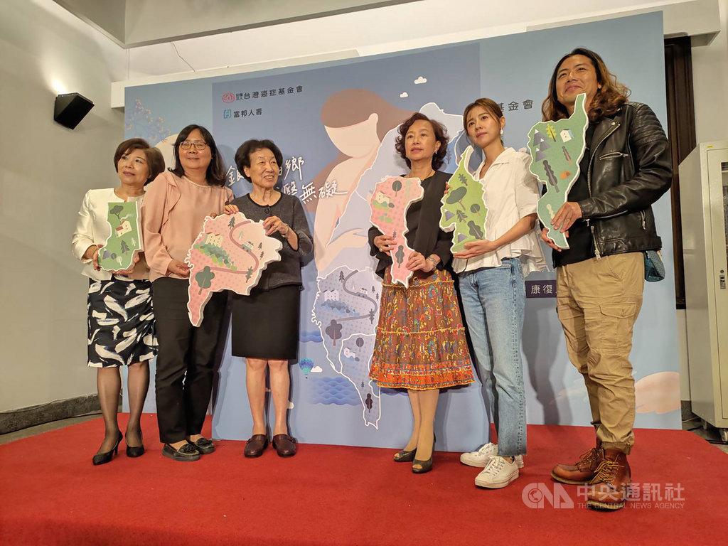 台灣癌症基金會副執行長蔡麗娟(左)表示,基金會調查發現,不少家住偏鄉的癌友光往返醫院就得花上一整天,60%癌友更坦言因交通不便,萌生中斷治療念頭,呼籲政府重視偏鄉癌友就醫困境。中央社記者張茗喧攝 108年10月29日