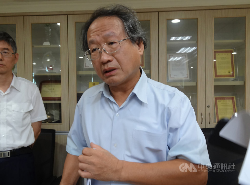 非洲豬瘟中央災害應變中心副指揮官、農委會副主委黃金城29日說,11月底、12月初將進行爆發案例場沙盤演習,標準作業最慢11月中旬出爐,屆時地方政府2到4小時內須提報疫情追蹤資料。圖為黃金城10月9日受訪畫面。中央社記者楊淑閔攝 108年10月29日