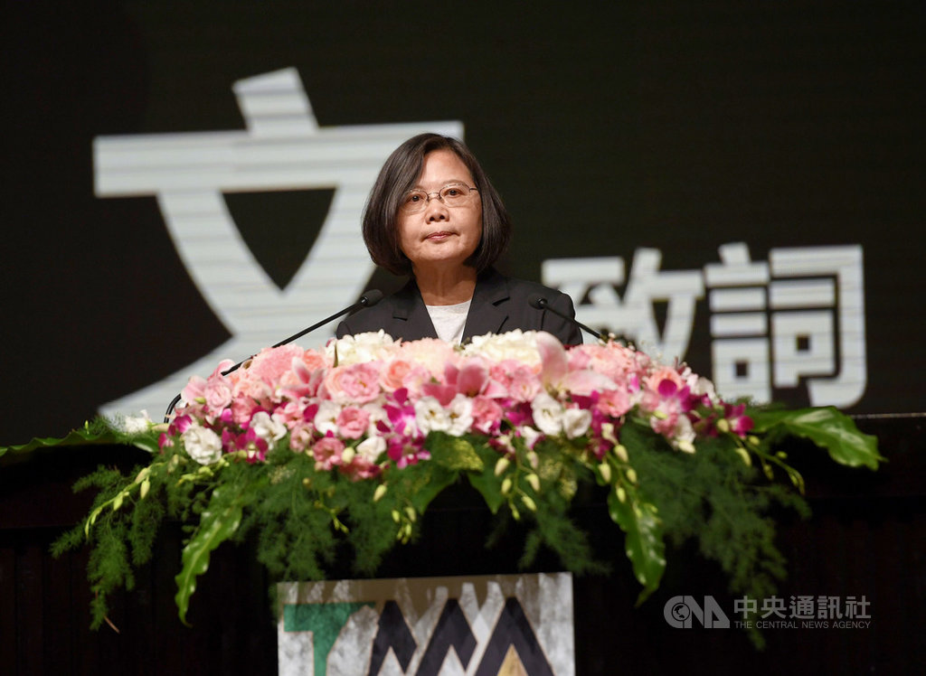 總統蔡英文29日下午在台北出席經濟部工業局主辦的「第5屆卓越中堅企業頒獎典禮」,致詞時除肯定台灣優秀中堅企業外,也細數上任以來力拚經濟的政績。中央社記者王飛華攝 108年10月29日