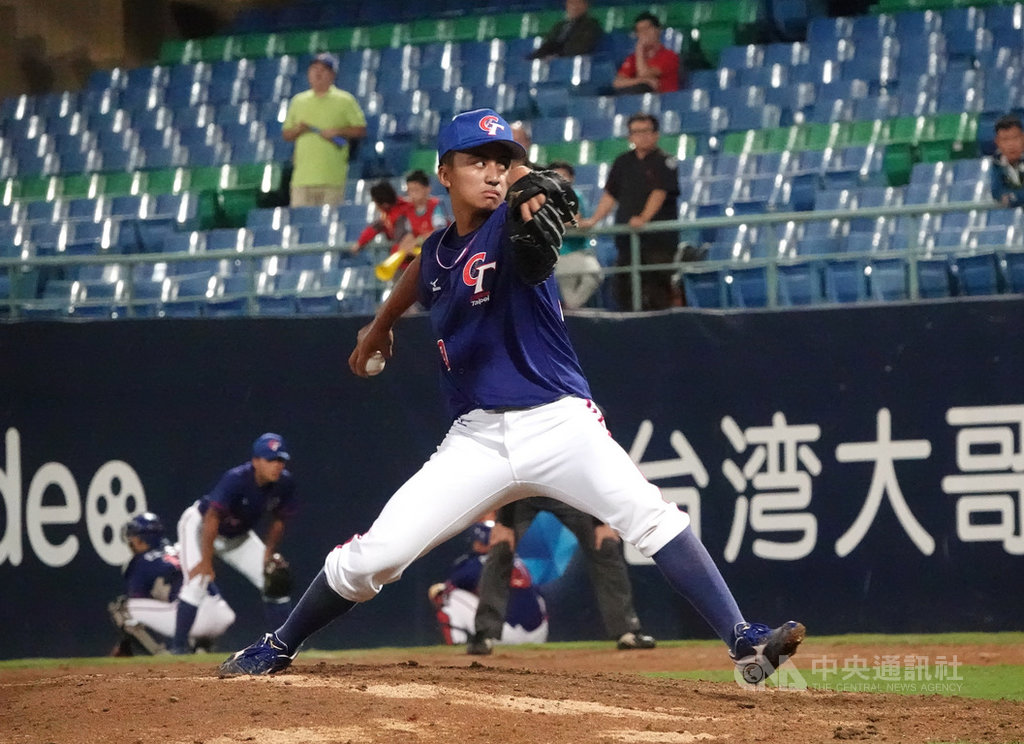 開南大學棒球隊18歲投手余謙加入亞錦中華隊,29日與世界12強棒球賽古巴隊打熱身賽,後援2局讓古巴教頭讚「霸氣」。中央社記者謝靜雯攝 108年10月29日