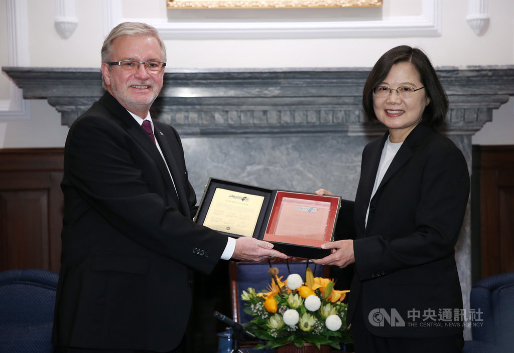 總統蔡英文(右)29日在總統府接見歐洲議會友台小組主席凱勒(Michael Gahler)(左),凱勒代表德國、法國、英國友台小組跨國議會平台「福爾摩沙俱樂部」成員,致贈蔡總統象徵友誼長久的紀念牌。中央社記者鄭傑文攝 108年10月29日