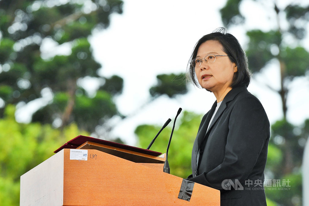 總統蔡英文29日表示,政府希望台灣農業開始走向智慧化、自動化且省人力的現代農業,所以政府除提供農機低利貸款,對於小型的農機具也有補助1/3,而補助制度的最後一塊拼圖就是大型的農機補助。中央社記者吳睿騏桃園攝 108年10月29日