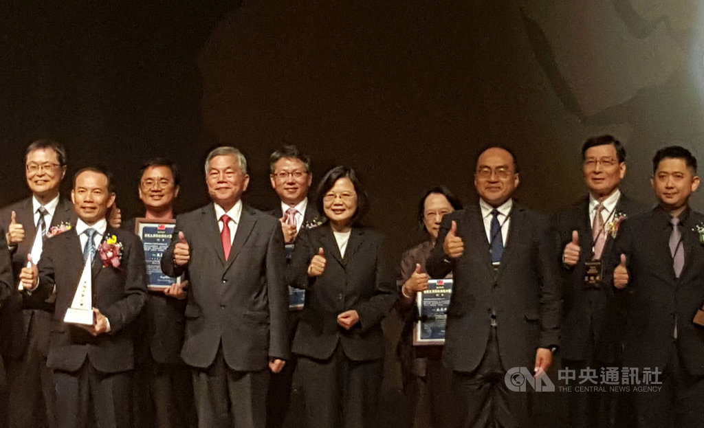總統蔡英文(前排左3)29日出席第5屆卓越中間企業獎頒獎典禮,29日親自頒發15座卓越中堅企業獎及4座營造友善職場優良中堅企業獎。中央社記者廖禹揚攝 108年10月29日